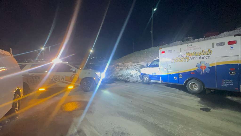 Orange County Chavivim KJ-501 Fly vehicle alongside Williamsburg Hatzolah ambulance W905 on a snowy winter night