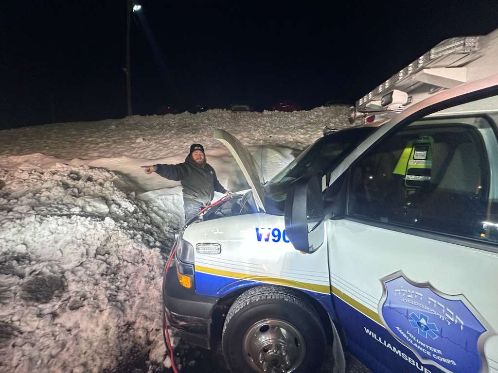 Chavivim member arriving on scene at Williamsburg Hatzolah ambulance W905 with the hood open