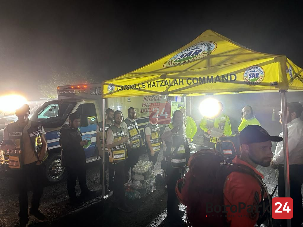 Chavivim and SAR command staging beside the Catskills Hatzalah Command tent at night