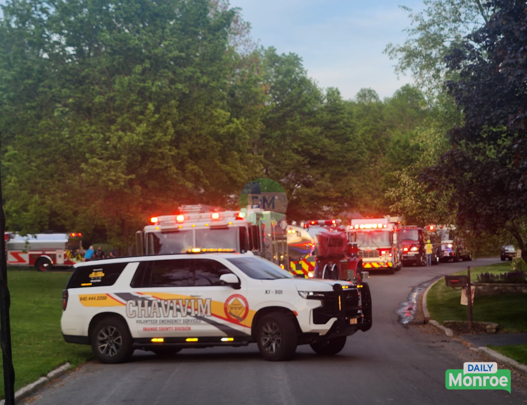 Chavivim volunteers supporting fire crews at the scene