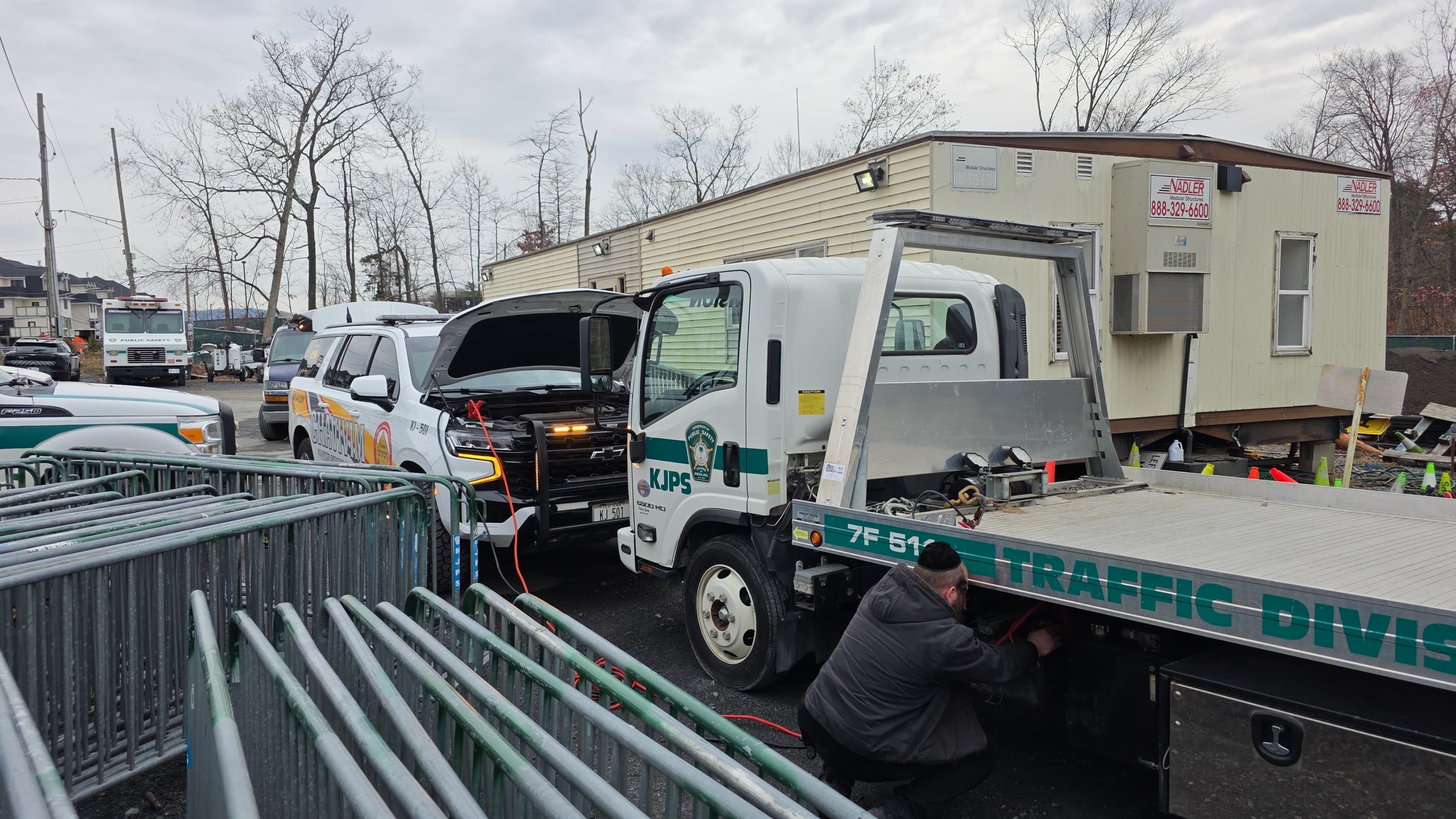 Chavivim KJ-501 parked alongside the KJPS Traffic Division flatbed truck during the boost
