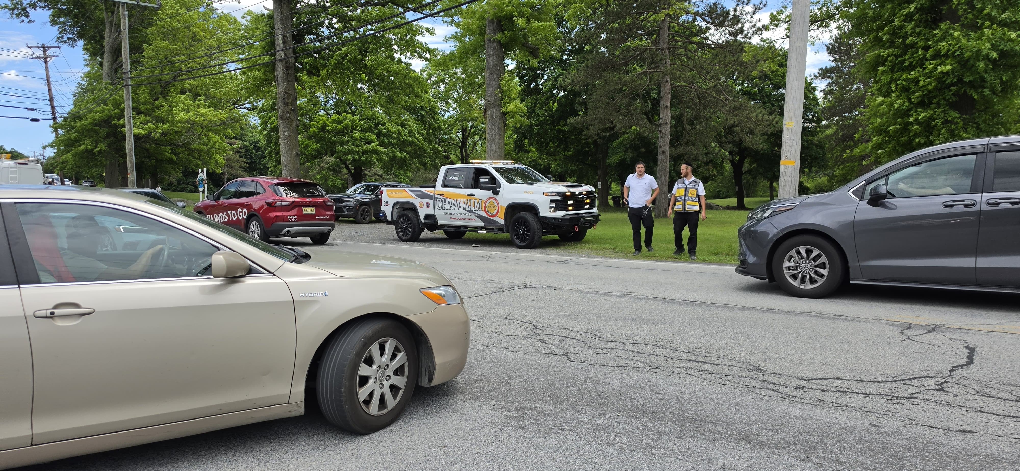 The KJ-503 Chavivim pickup staged on the grass at the corner with members managing passing traffic at the second crash